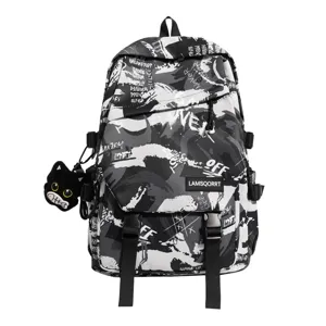 Detailansicht des dunkel bedruckten Graffiti-Rucksacks mit süßem schwarzen Katzenanhänger
