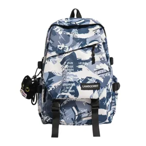 Schulrucksack mit blauem Camouflage-Graffiti-Print und niedlichem Plüschkatzen-Anhänger