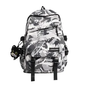 Detailansicht des schwarz-weißen Graffiti-Rucksacks mit süßem Katzen-Plüschanhänger