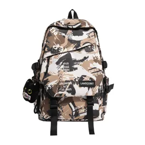 Modischer Camouflage-Graffiti-Rucksack mit süßem schwarzen Katzen-Schlüsselanhänger im Detail