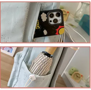Detalle de mochila escolar azul con estrellas y bolsillos para móvil y paraguas