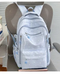 Vue détaillée d'un sac à dos scolaire bleu clair avec des motifs d'étoiles blanches
