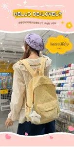 Estudiante con una mochila amarilla de lunares y un dije de estrella vista de espaldas