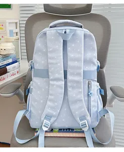 Vue détaillée des bretelles rembourrées d'un sac à dos d'école bleu avec étoiles