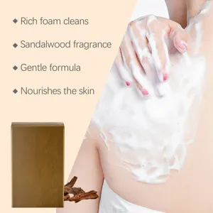Vue detaillee du savon de sandal montrant une mousse riche et des soins nourrissants.