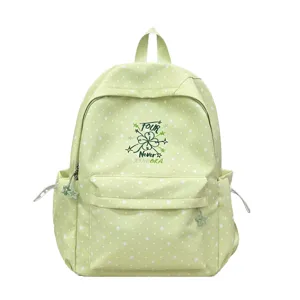 Detail eines hellgrünen Schulrucksacks im Preppy-Stil mit weißen Sternen und Logo