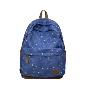 Detailansicht eines blauen Rucksacks mit Sternenmuster und braunem Leder Marken-Patch