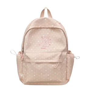 Detailansicht des rosa Sternenmusters Rucksacks mit Blumenstickerei und Sternanhänger