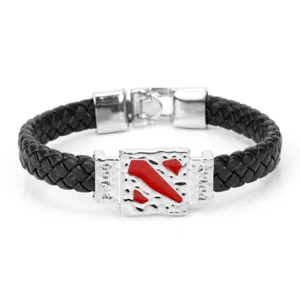 Detailansicht des schwarzen geflochtenen Lederarmbands mit Logo und Metallmittelstück.
