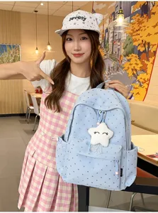 Mochila azul claro con estampado de corazones y colgante de estrella para niñas escolares