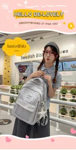 Modelo asiática con mochila japonesa de estrellas y rayas en un restaurante bistro