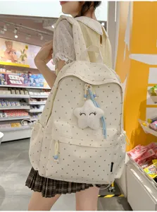 Mochila crema de gran capacidad con estampado de corazones y amuleto de estrella en modelo