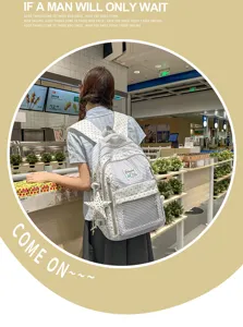 Vista detallada de mochila escolar a rayas de estilo japonés con colgante estrella