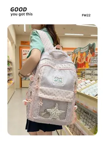 Vista detallada de una mochila escolar japonesa con rayas de estrellas y ventana clara