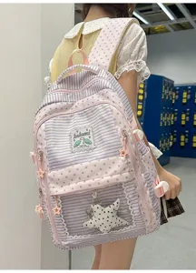 Detalle de una mochila japonesa de estrellas y rayas con un bolsillo de estrella de peluche.
