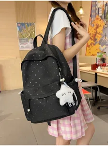Vista detallada de una mochila negra con lunares usada por una estudiante en un café