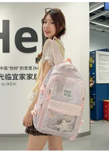 Detalle de una mochila ita de estilo japonés con estrellas sobre una modelo