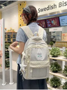 Chica con una mochila de rayas azules y blancas y estrellas en un centro comercial