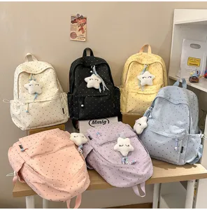 Colección de seis mochilas escolares coloridas con estampados de corazones y colgantes de estrella