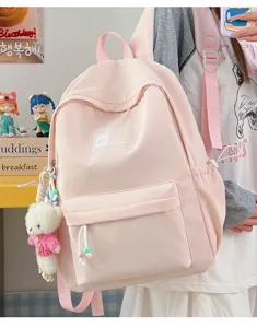 Vista dettagliata dello zaino scolastico rosa con un simpatico portachiavi a orso.