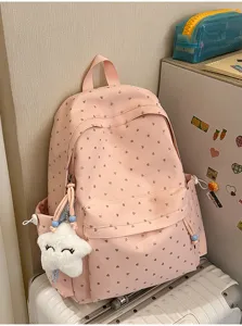 Mochila rosa con corazones para estudiantes con un bonito llavero de estrella de peluche