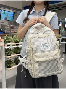 Vista detallada de una mochila escolar japonesa con patrones de estrellas y rayas
