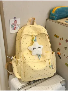 Mochila amarilla con estampados de corazones y colgante de estrella en maleta