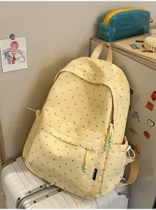 Mochila escolar grande amarilla con estampado de corazones en un entorno acogedor