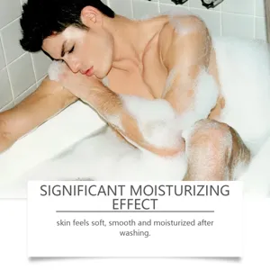 Vue détaillée du savon de bain pour hommes en usage, montrant une mousse hydratante et douce.