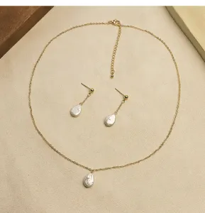 Vista detallada del conjunto de joyas con collar y pendientes de perlas barrocas naturales