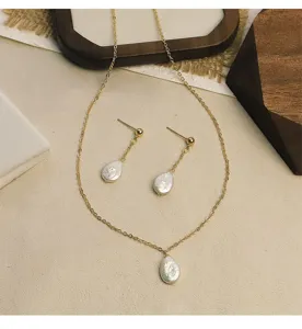 Detalle de cerca del conjunto de joyas con collar y pendientes de perlas barrocas