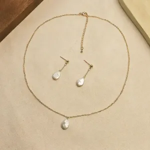 Elegante conjunto de joyas con collar de perlas barrocas naturales y pendientes a juego
