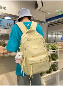Studentin trägt einen stilvollen gelben Rucksack mit großem Fassungsvermögen im Alltag