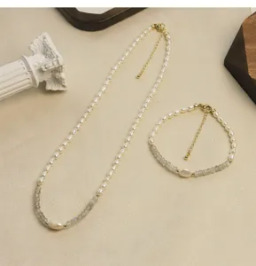 Detailansicht des Schmucksets aus Naturperlen und Labradorit Halskette und Armband