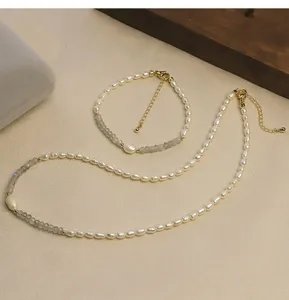Elegantes Schmuckset aus natürlichen Perlen und Mondstein mit Kette und Armband