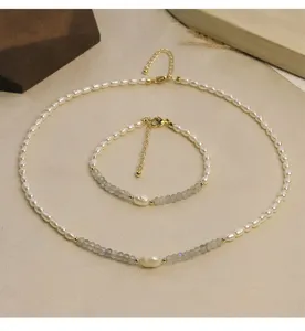 Detailansicht von Halskette und Armband Set aus Perlen und Mondstein in edler Komposition