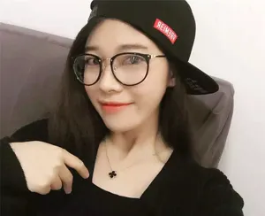 Primer plano de mujer asiática con gafas de montura redonda negra de metal moda