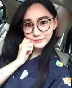 Gafas de metal redondas y elegantes lucidas por una modelo en el interior de un coche.