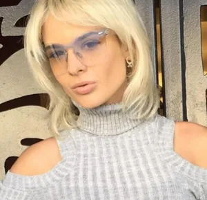 Primer plano detallado de gafas de sol sin montura a la moda con lentes degradadas azul