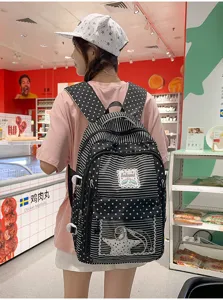 Vista detallada de la mochila ita bag con patrón de estrellas y rayas y ventana clara