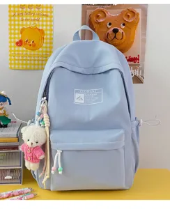 Vista dettagliata dello zaino scolastico azzurro in stile coreano con un simpatico orsetto bianco