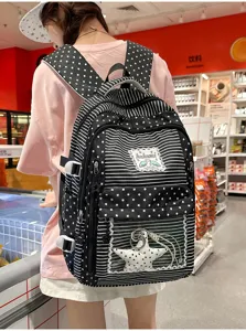 Detalle de la mochila itabag de rayas y estrellas con gran capacidad y ventana clara.