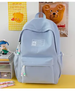 Zaino scolastico azzurro in stile coreano in una stanza studio accogliente