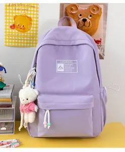 Vista dettagliata di uno zaino viola per studenti con un simpatico orsetto
