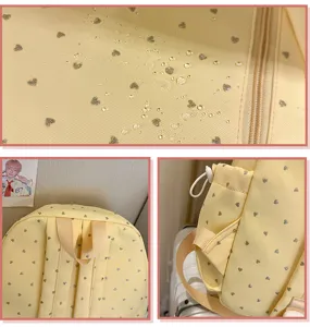 Primer plano de la tela impermeable amarilla de la mochila escolar con corazones