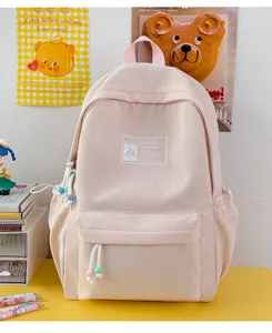 Zaino scolastico rosa chiaro con etichetta minimalista LUONANI sulla tasca anteriore