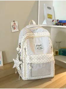 Vista detallada de una mochila escolar de rayas estilo japonés con estrellas y bolsillo