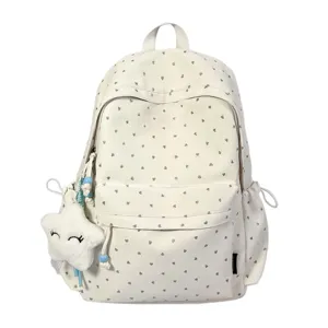 Mochila estética blanca con motivos de corazones grises y lindo colgante de estrella de felpa