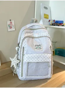 Detalle de la mochila escolar a rayas con su bolsillo frontal transparente de exhibición