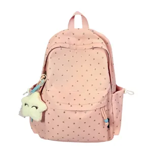 Mochila rosa escolar con estampado de corazones y llavero de estrella de felpa